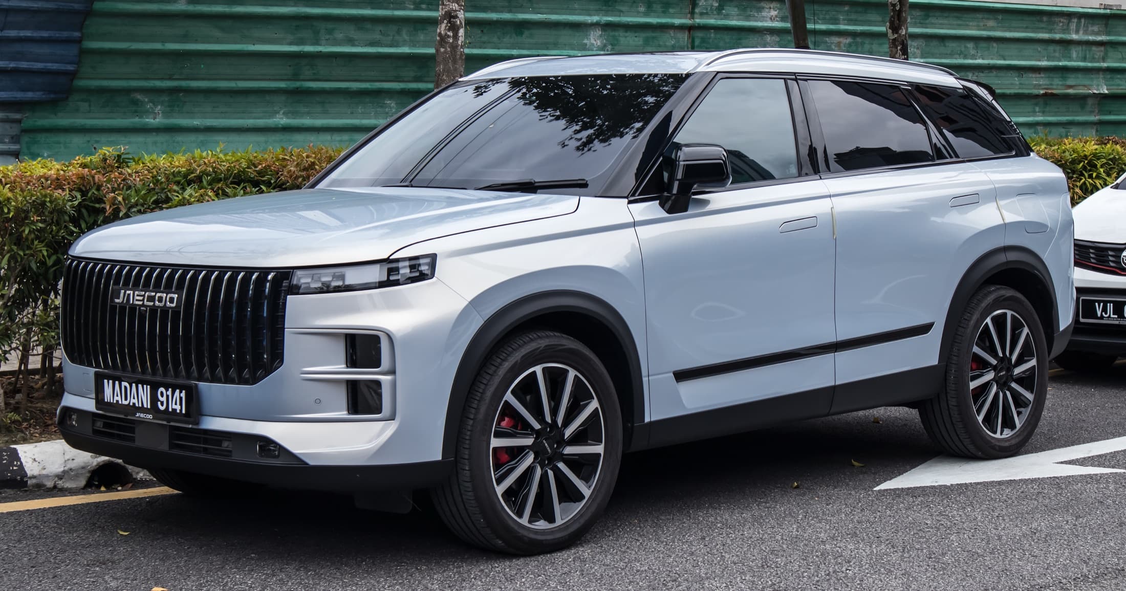 Light blue Jaecoo J7 SUV, front three-quarter view on a street