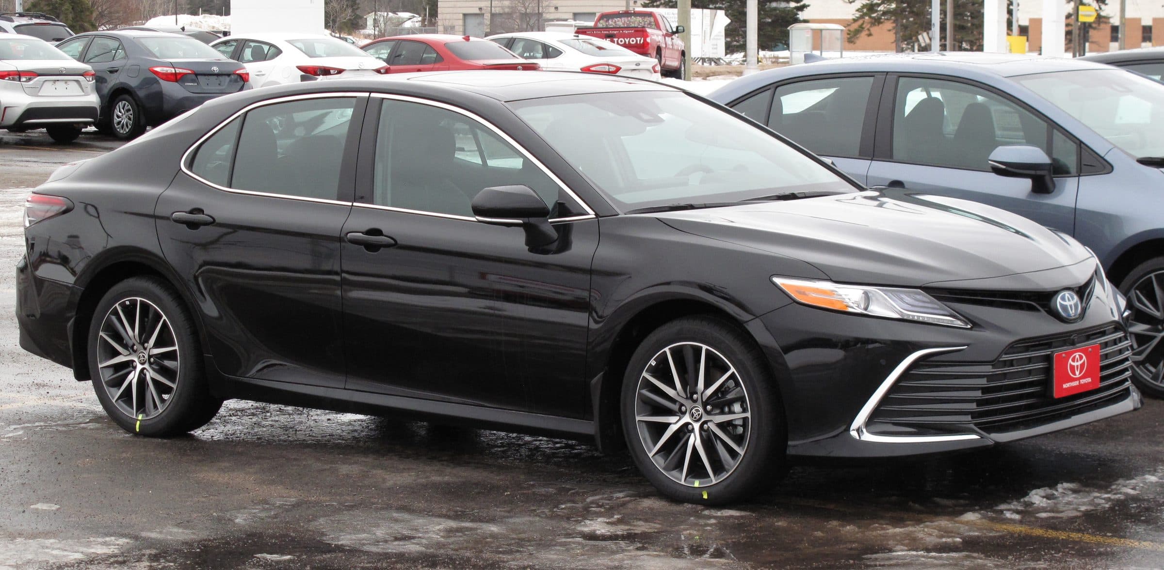 2022 Toyota Camry Hybrid XLE in Midnight Black Metallic