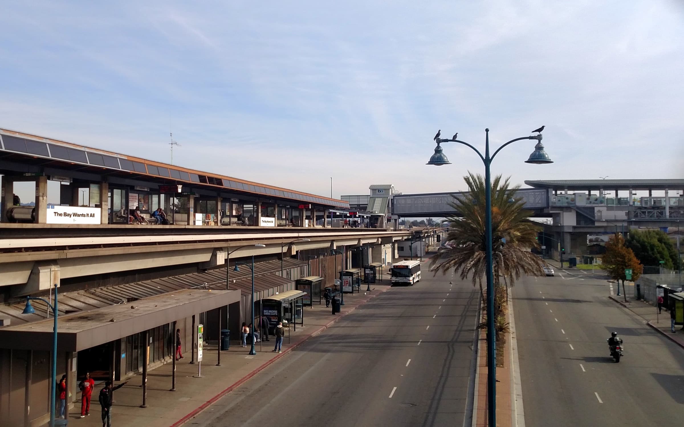 BART platforms and tracks at Oakland Coliseum station